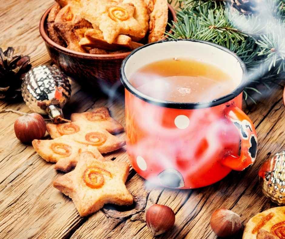 Selbstgebackene Plätzchen auf Holztisch mit Weihnachtsdeko
