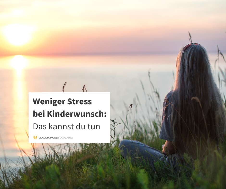 Frau mit Kinderwunsch sitzt entspannt am See und blickt in die Ferne