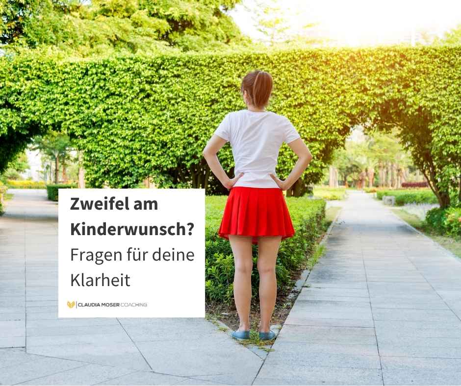 Frau hat Zweifel am Kinderwunsch und steht vor einer Weggabelung