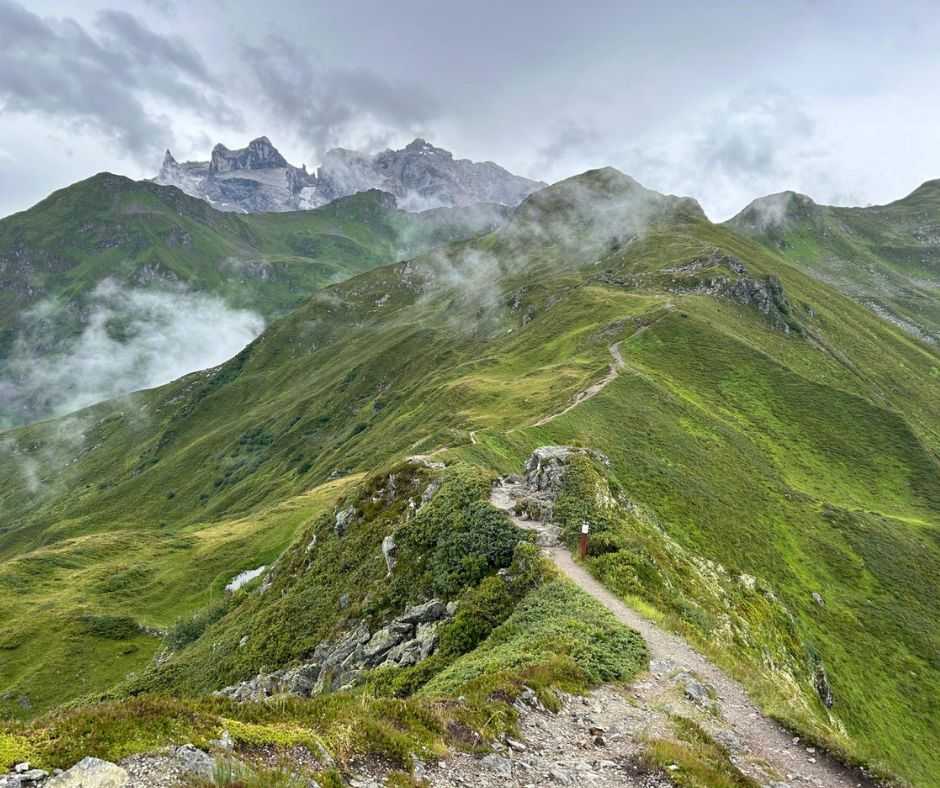 Gefährlicher Pfad im Gebirge - Symbol für die Tücken des Kinderwunschweges